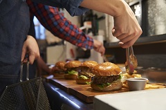 嘉手納基地内 フードコート内バーガーショップ 調理・販売スタッフ
