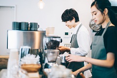 嘉手納基地　ショッピングモール内＊コーヒーショップ バリスタのお仕事！
