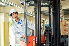 リーチフォークでの倉庫内運搬