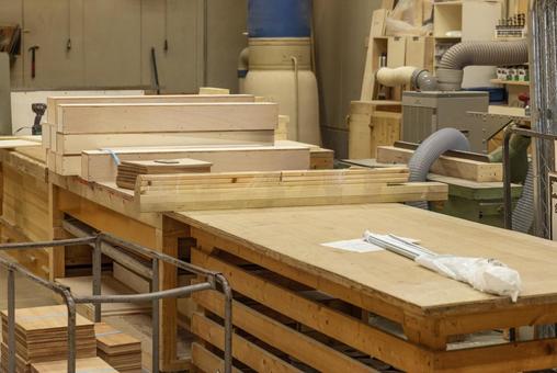 木材加工工場での部材カット・成型・研磨・検品
