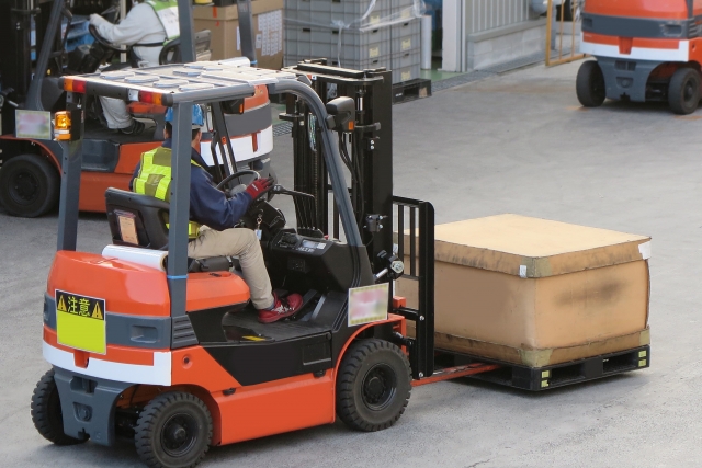 工場内フォークリフト作業