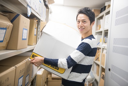 リムジンバスあり！倉庫内検品軽作業スタッフ！