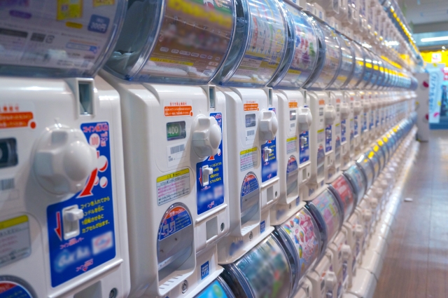 ガチャガチャ店を支える店舗運営スタッフ
