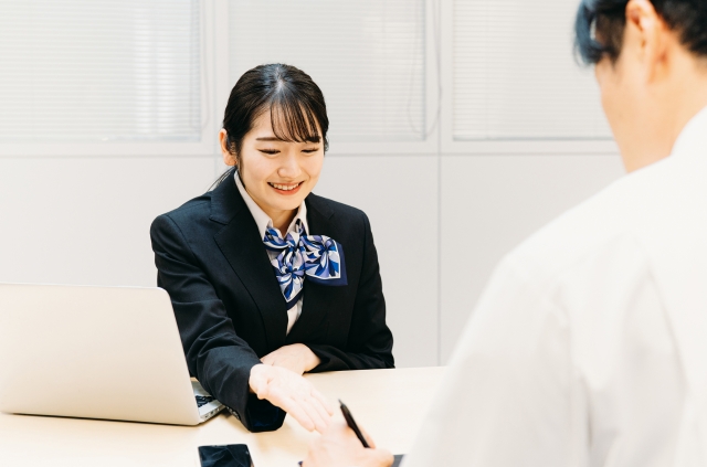 銀行事務スタッフ