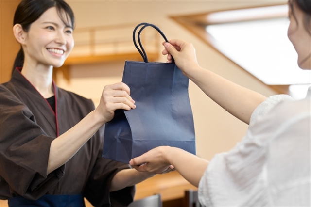 笹かまぼこ等のお土産ショップの販売員接客