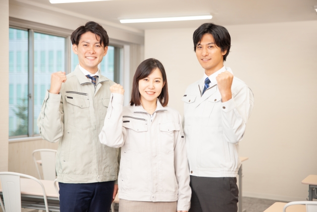 化粧品のキャップ締め作業