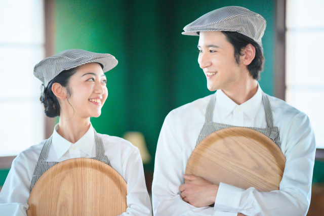 カフェのホールスタッフ