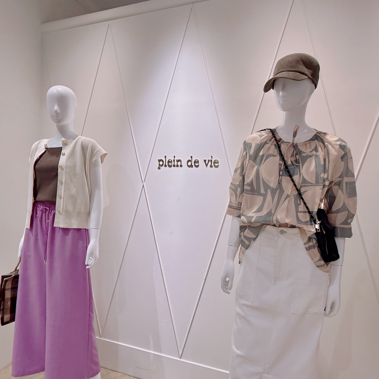 駅ビルでカジュアル婦人服販売