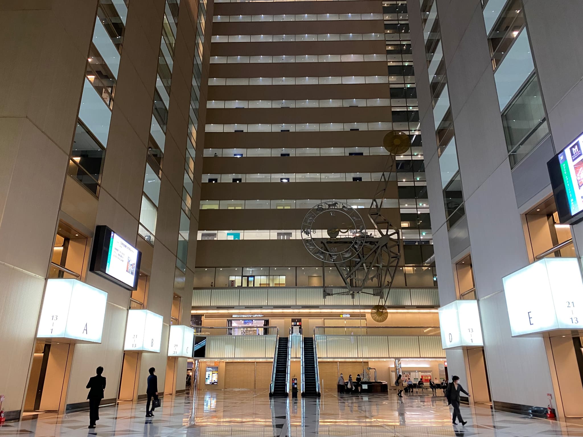 月給20万円以上+賞与／貸会議室設営スタッフ／新宿NSビル／新宿駅徒歩7分／年収300万円以上可