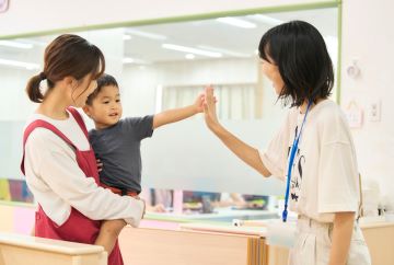 お子様と一緒に出勤OK｜週1日～｜無資格・未経験OKのキッズスタッフ