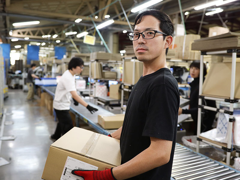 日用品・文房具・食品などを扱う大型倉庫《男性活躍中！》