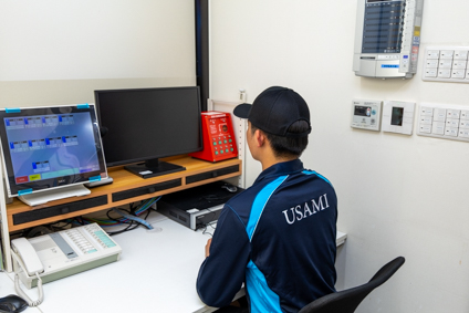 夜間セルフガソリンスタンド給油監視員