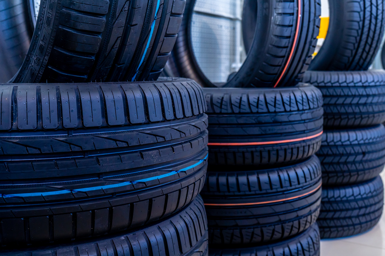 タイヤ・ホイール販売専門店の販売・取付スタッフ