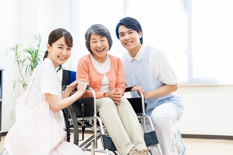 【早日遅×週4～OK】車通勤OK！定員21名の小規模有料老人ホームでの日勤介護スタッフ＠高崎