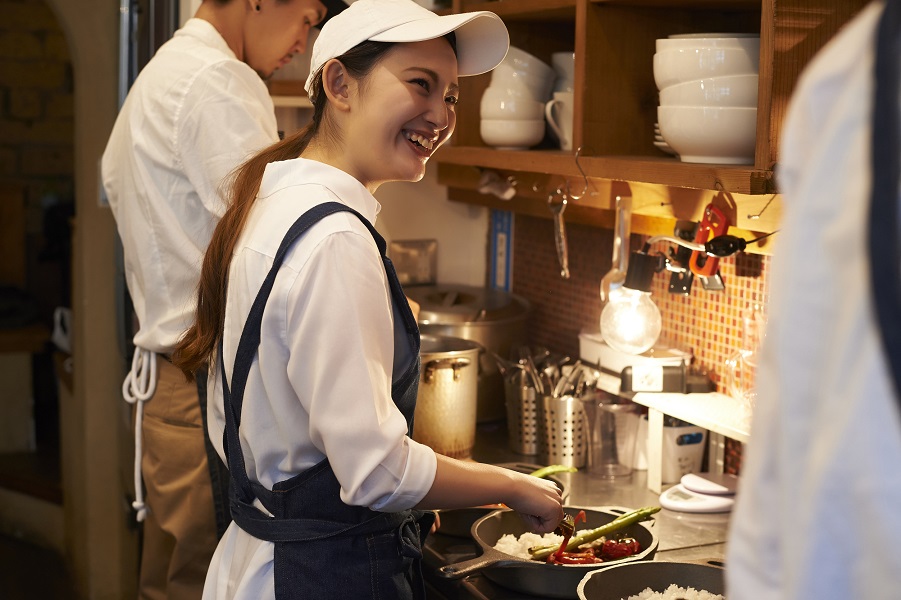 <8：00～17:00勤務>鳩サブレ―が有名!!「豊島屋」のカフェで調理スタッフ＠鎌倉