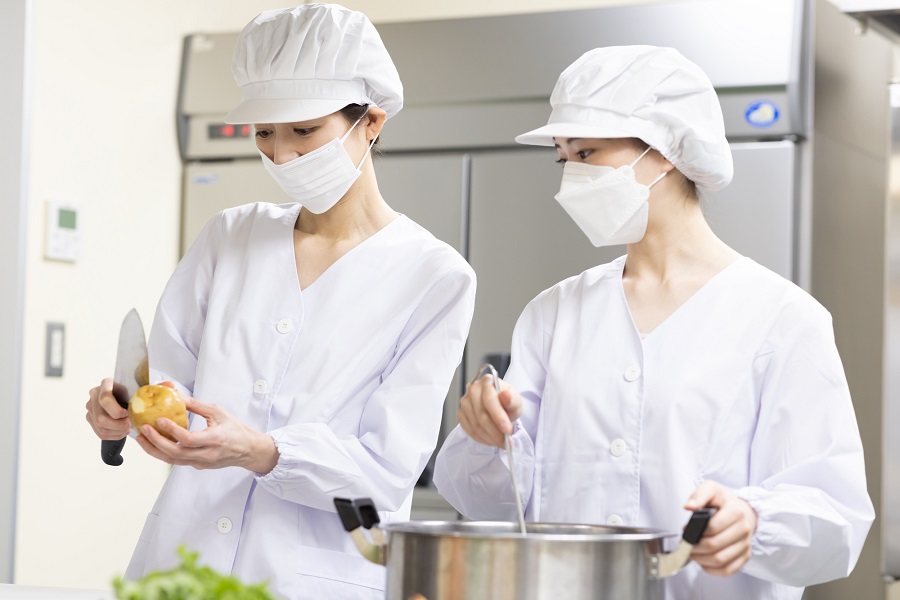 未経験OK◎社員食堂の調理補助◎市ヶ谷◎時給1,450円◎土日祝休み